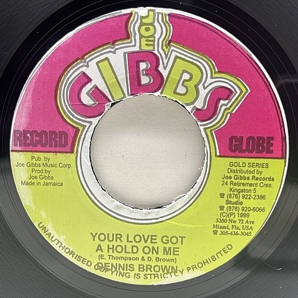 レコードメイン画像：【超頑丈HEAVENLESSのウィキッドチューン】良好!! 7インチ JAプレス DENNIS BROWN Your Love Got A Hold On Me (Joe Gibbs) 45RPM.