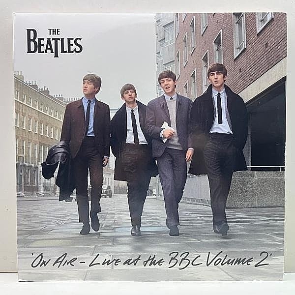 レコードメイン画像：美品 3LP【MONO】THE BEATLES On Air - Live At The BBC Volume 2 (重量盤) 世界共通プレス ビートルズ BBC放送でのスタジオライヴ音源集！